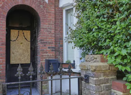 Acusan a un tercer hombre por incendios en propiedades de Keir Starmer