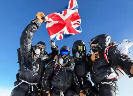 Récord de ascenso rápido al Everest abre debate sobre el uso de gas xenón