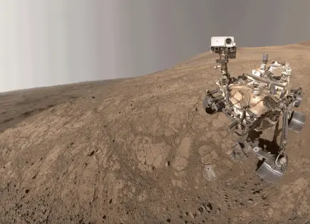 Explorador de Marte se toma un selfie mientras pasa torbellino