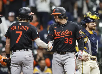 Orioles rompen racha de ocho derrotas con jonrón de Rutschman para vencer 8-4 a Cerveceros