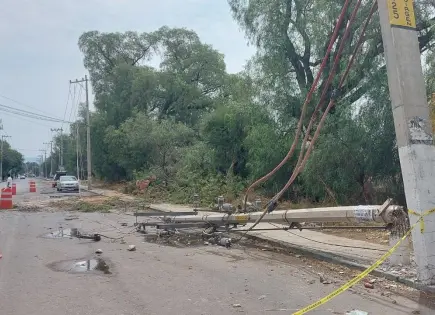 Cae poste de energía eléctrica en la entrada de colonia La Virgen
