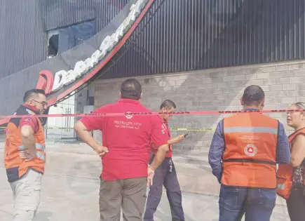 Cae estructura metálica en agencia de autos; no hay lesionados