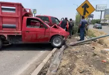 Sale del camino y choca contra poste en la 57
