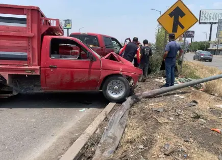 Sale del camino y choca contra poste en la 57