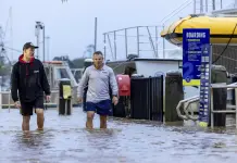 Tres muertos y un desaparecido en medio de las inundaciones récord
