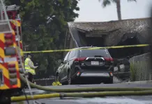 Varios muertos al estrellarse avioneta en vecindario de San Diego