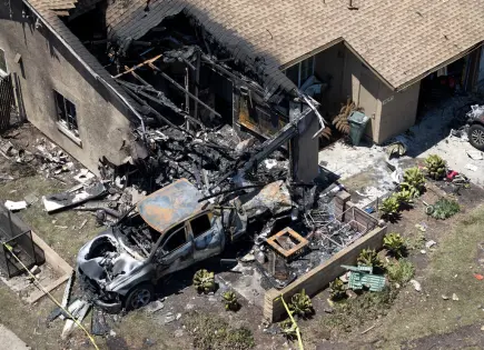 Mueren dos al estrellarse avioneta sobre vecindario de San Diego