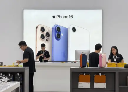 Trump amenaza con aranceles del 50% a la UE y de 25% a Apple si no fabrica sus iPhone en EUA