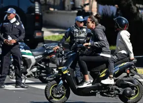 Motociclistas: ¿Cuándo sí y cuándo no pueden circular entre carriles?