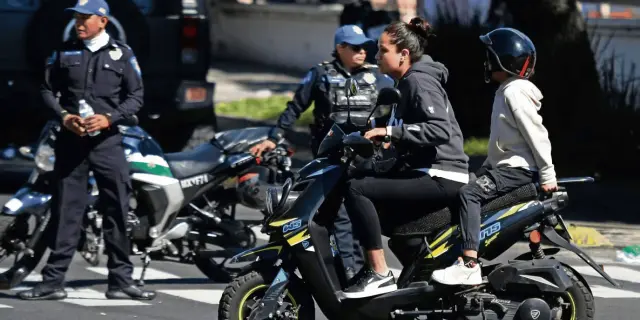 Motociclistas: ¿Cuándo sí y cuándo no pueden circular entre carriles?