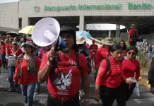 Integrantes de la CNTE toman la Terminal 2 del AICM