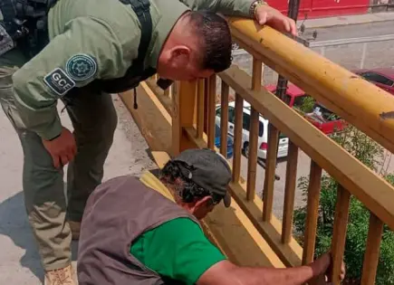 Hombre intenta lanzarse de puente Universidad