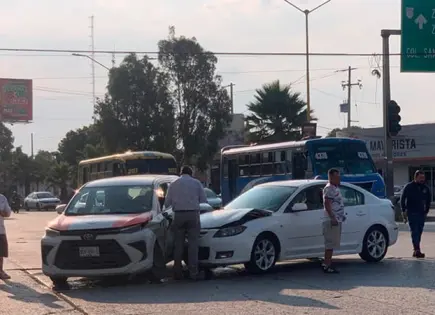 Sólo daños, deja choque entre 2 autos 