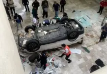 Cae vehículo desde tercer piso en plaza de la Miguel Hidalgo