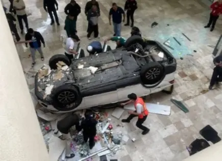 Cae vehículo desde tercer piso en plaza de la Miguel Hidalgo