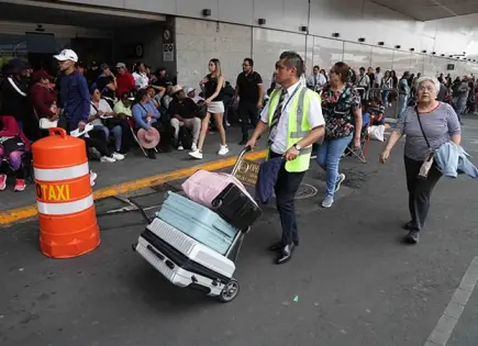 CNTE provoca caos en AICM