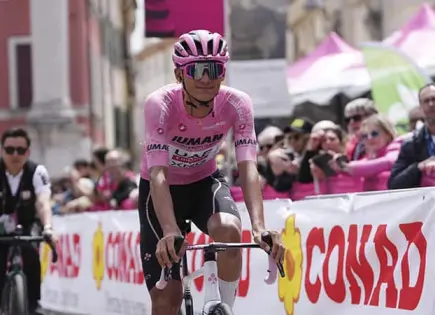 Del Toro amplía su ventaja en el Giro