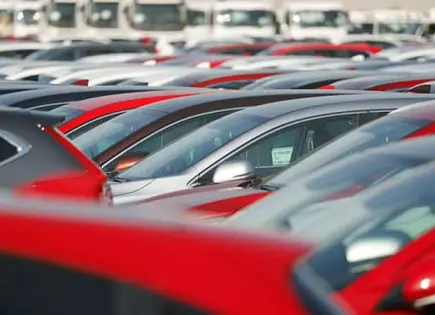 Exportaciones de autos bajan 8%