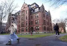 Trump amenaza con retirar subvenciones a Harvard por controversia con estudiantes extranjeros