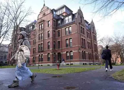 Trump amenaza con retirar subvenciones a Harvard por controversia con estudiantes extranjeros
