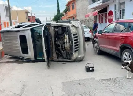 Vuelca camioneta en Colinas de la Paz