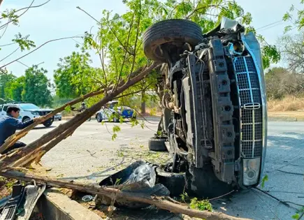 Vuelca camioneta en Avenida Universidad