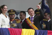 Noboa juramenta para un segundo mandato en Ecuador