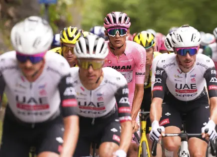 Isaac Del Toro defiende la maglia rosa en una emocionante semana del Giro de Italia