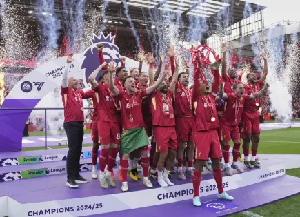 Liverpool levanta trofeo de la Premier League