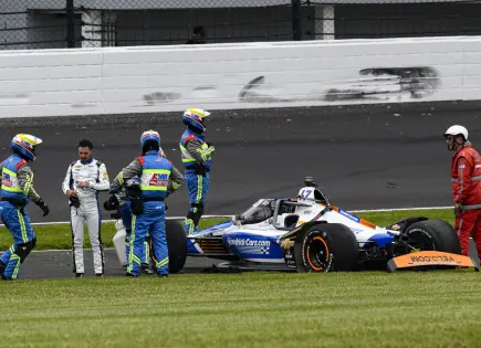 Kyle Larson se estrella en la Indy 500 y termina su intento de doblete en Coca-Cola 600 Kyle Larson se estrella en la Indy 500 y termina su intento de doblete en Coca-Cola 600