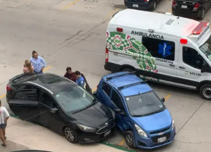 Choque en Torres de México deja solo daños materiales