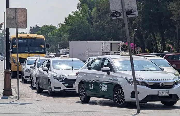 Taxis fuera de norma inundan SLP sin control oficial