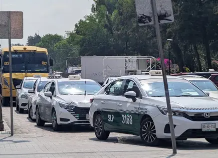 Taxis fuera de norma inundan SLP sin control oficial