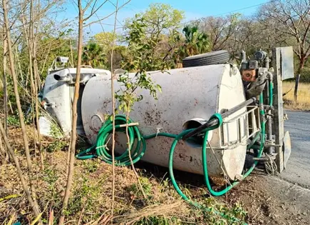 Vuelca pipa, llevaba agua a zona tének
