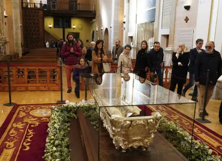 Exhibición de los restos de santa Teresa de Ávila en Alba de Tormes