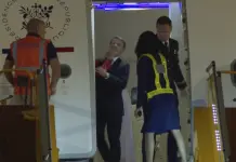 La primera dama de Francia parece dar un manotazo a su esposo