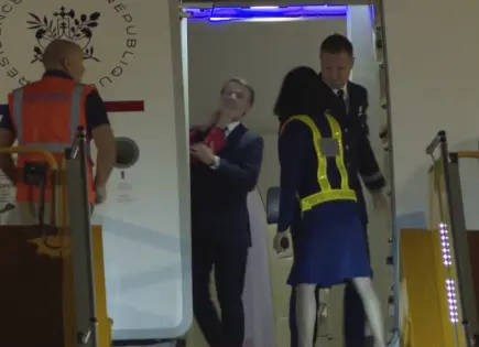 La primera dama de Francia parece dar un manotazo a su esposo