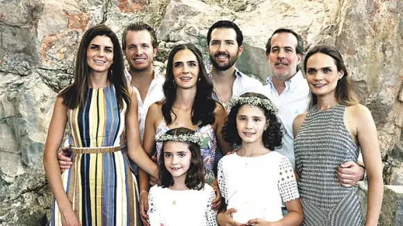 CAROLA Y JOSEFA RECIBEN LA COMUNIÓN