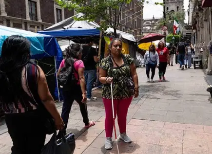 Plantón afecta a débiles visuales
