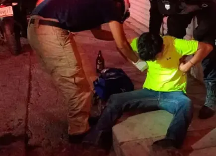 Sujetos le propinan brutal golpiza a joven