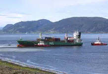 Remolcan barco carguero que casi golpea una casa en Noruega Remolcan barco carguero que casi golpea una casa en Noruega