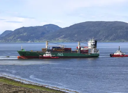 Remolcan barco carguero que casi golpea una casa en Noruega