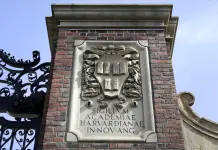 Gobierno de Trump busca recortar $100 millones a Harvard