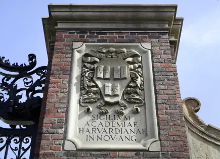 Gobierno de Trump busca recortar $100 millones a Harvard