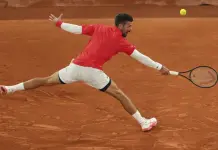 Novak Djokovic brilla en su debut en Roland Garros