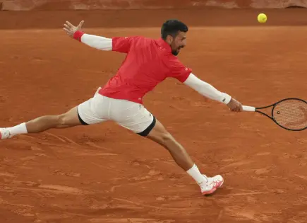 Novak Djokovic brilla en su debut en Roland Garros