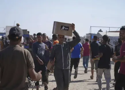 Palestinos abruman centro de alimentos en Gaza