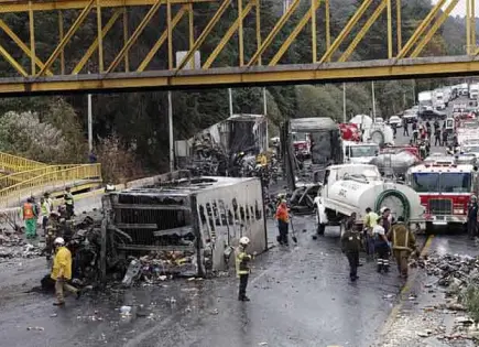 Choque múltiple y tráiler calcinado