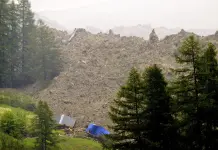 Deslizamiento de rocas impacta aldea alpina suiza evacuada por autoridades