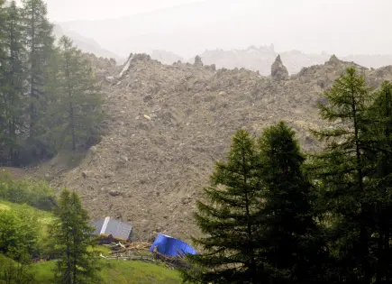 Deslizamiento de rocas impacta aldea alpina suiza evacuada por autoridades